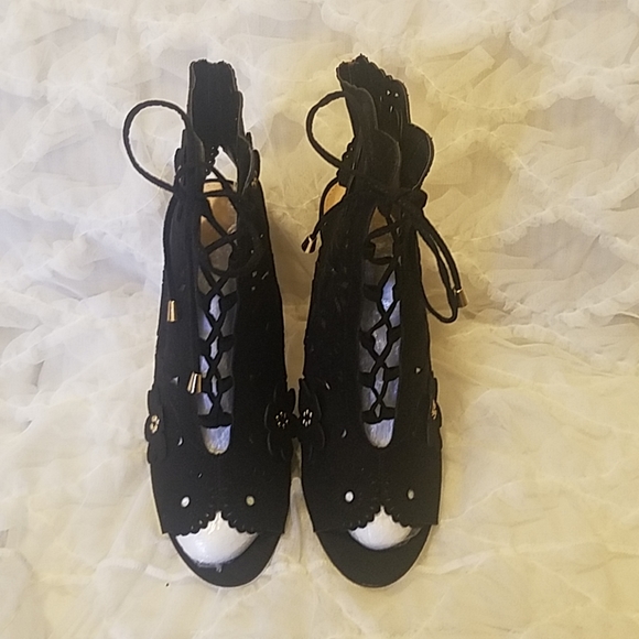 Heels - Picture 5 of 6